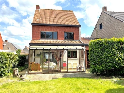 Ruime hoekwoning met 3 slaapkamers, garage, veranda en tuin