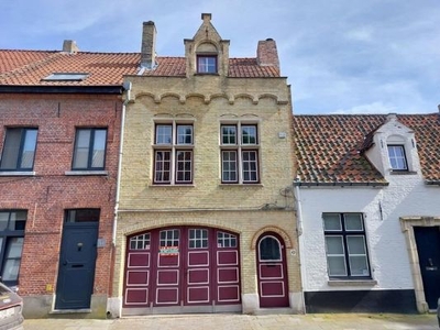 Instapklare stadswoning met grote garage