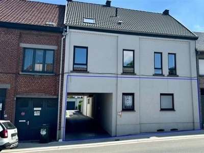 NIEUW GELIJKVLOERS APPARTEMENT MET 2 SLKS, TUIN EN GARAGE!