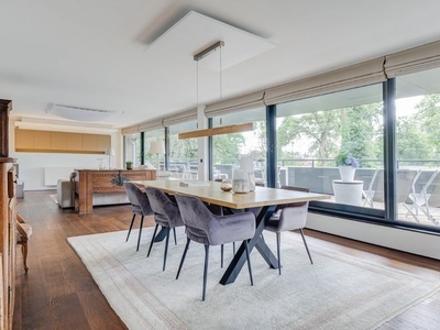 Penthouse in parkomgeving met zeer groot terras in Genk