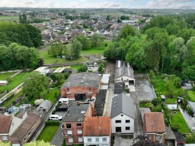 Recente casco nieuwbouw met magazijn en garages