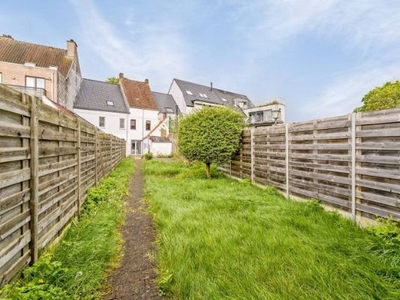 Rijwoning met tuin en garagebox te koop in Waregem