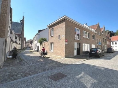 RUIME GOED GELEGEN stadswoning met 3 slpk, garage, dakter...