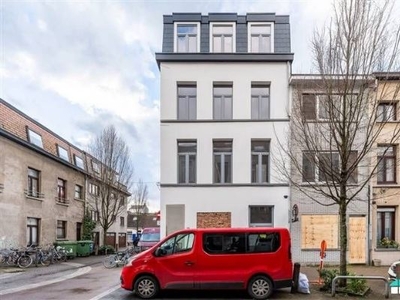 Totaal gerenoveerd appartementsgebouw met 4 units!