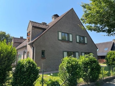 VERZORGDE half-open woning op RUSTIGE LIGGING