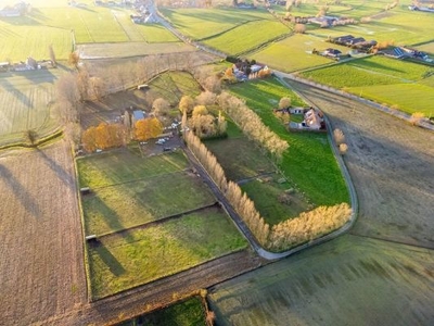 Zeer rustig gelegen hoeve op ca. 2,5 ca grond.