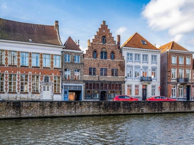 Te renoveren eigendom met 12 garages te koop in Brugge centr