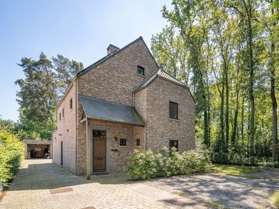 Villa in pastoriestijl in groene woonomgeving