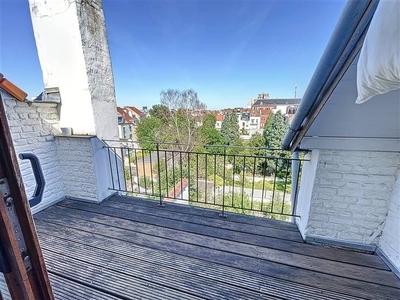 CINQUANTENAIRE, SUPERBE DUPLEX/PENTHOUSE ± 50M² MEUBLÉ