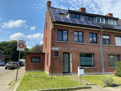 Energiezuinige, instapklare half-open bebouwing met 5 SLK