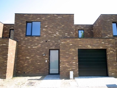 Moderne woning met 3 slpk, tuin en garage voor 975 EUR/mnd