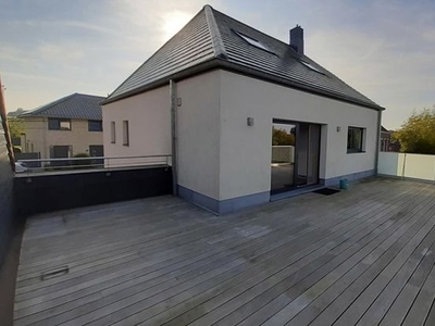 Ruim duplex-appartement met 2 slpkrs en prachtig terras