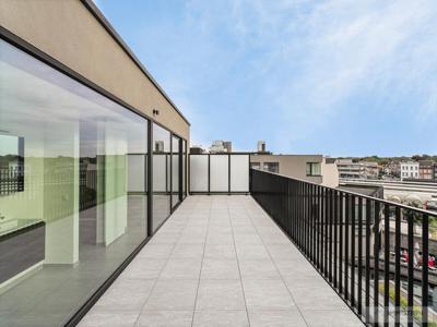 Prachtige penthouse met 3 terrassen en garage nabij station