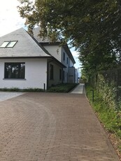 Gelijkvloers appartement in residentiële villa