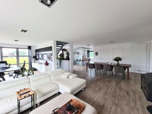 Instapklare, zeer lichtrijke woning van 306m²