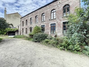 LAEKEN : herenhuis met 4 slaapkamers, bijgebouwen en tuin