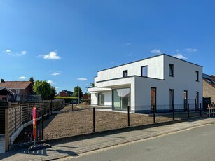 Nieuwbouwwoning met 3 slaapkamers en tuin.