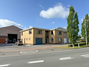 Ruime woning met 5 slaapkamers, garage en tuin.