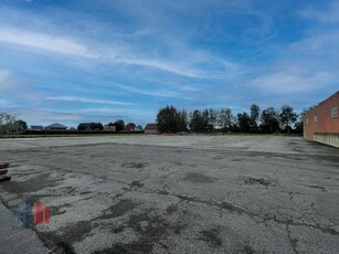 Verhard buitenterrein van 4.000 m² in Kortemark