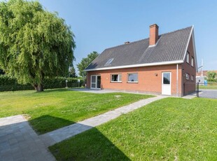 Villa met 3/4 slaapkamers, oprit, garage en zonnige tuin