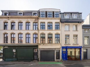 Gunstig gelegen te renoveren burgerwoning (210m²) met rui...