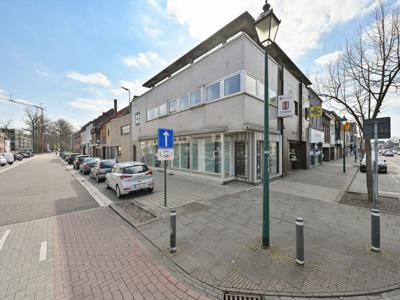 Gunstig gelegen winkelpand met ruim appartement op toplocat