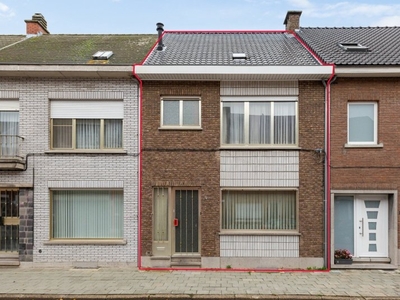 Goed onderhouden woning met achteringang en garage