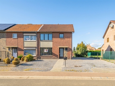 Halfopen bebouwing met drie slaapkamers, gelegen op een perceel van 4a 90ca