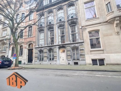 Quartier Stephanie -Mooie gemeubileerde/ongemonteerde flat van hoge standing gelegen op de tweede verdieping van een herenhuis, 200 m2, grote woonkamer, eetkamer, 2 of 3 slaapkamers, keuken