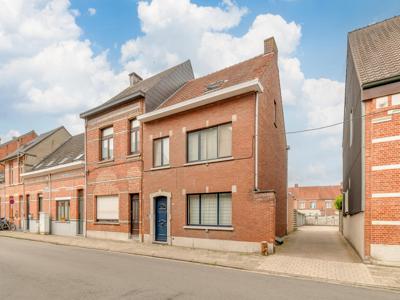 Het betreft een gezinswoning met terras, tuin en dubbele garage gelegen op een perceel van ca. 317m² in het centrum van Turnhout.