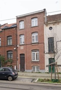 Een ruim, te renoveren woonhuis (196m²) met 4 à 5 slaapkamer