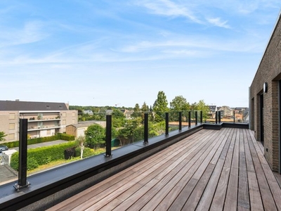 Gerenoveerde penthouse met groot terras te Oostkamp