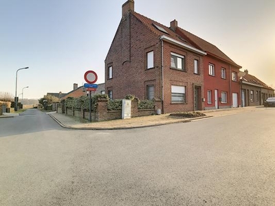 Halfopen woning met 4 slaapkamers, tuin en garage te Dikkebu