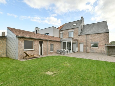 Halfopen woning op 484 m² met grote garage en zolder