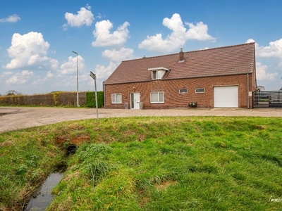 Instapklare hoevewoning met stallen op ca. 45 are te Kinroo