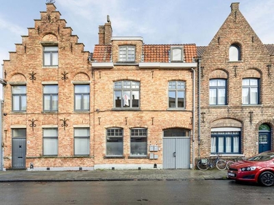 Karaktervolle, te renoveren stadswoning met achterhuis in Br