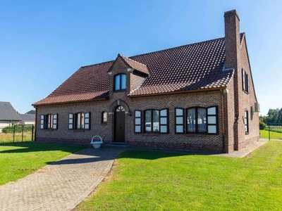 Op te frissen villa op prachtig perceel