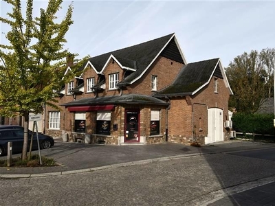 Woning met aparte handelsruimte en tuin