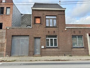 GERENOVEERDE WONING met 3 SLKS, RUIM TERRAS en TUIN.