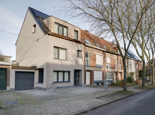 Halfopen bebouwing met 4 slaapkamers en tuin