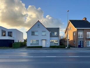 Villa met 4 slaapkamers, ruime garage en tuin op 704m²