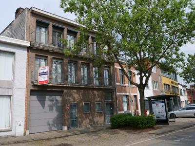 Ruime woning met magazijn in Hartje Mortsel