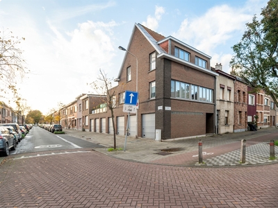 Opbrengsteigendom met 7 garageboxen en bel-étagewoning te koop in Wilrijk