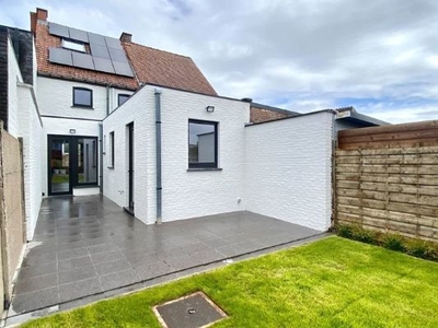 Gerenoveerde instapklare centrumwoning met 3 slks, tuin, zo