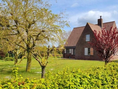 landelijke villa te midden van eeuwige velden te Maldegem