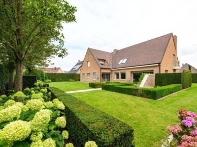 Villa met 5 slaapkamers en 2 garages op 1.212 m²