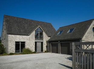 Nieuwe villa met 4 slaapkamers en zwembad op het platteland