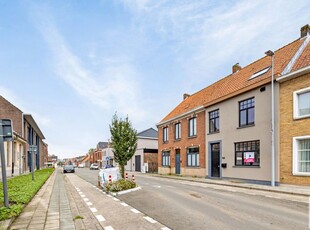 Quasi nieuwbouwwoning met landelijk uitzicht, gelegen in ...