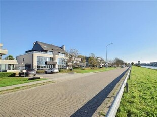 Riante penthouse met garage en ruim terras met vaartzicht.