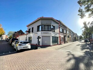 Volledig vernieuwd handelspand met tuin en dubbele garage